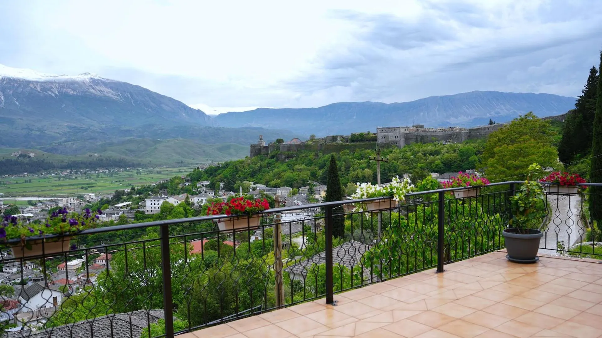 Emblematic House Apartment 4 Gjirokastër